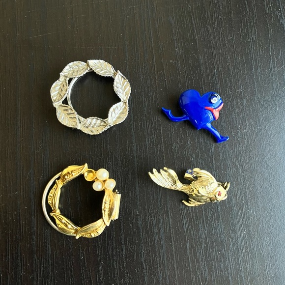 Vintage pins and scarf clips - Picture 1 of 9